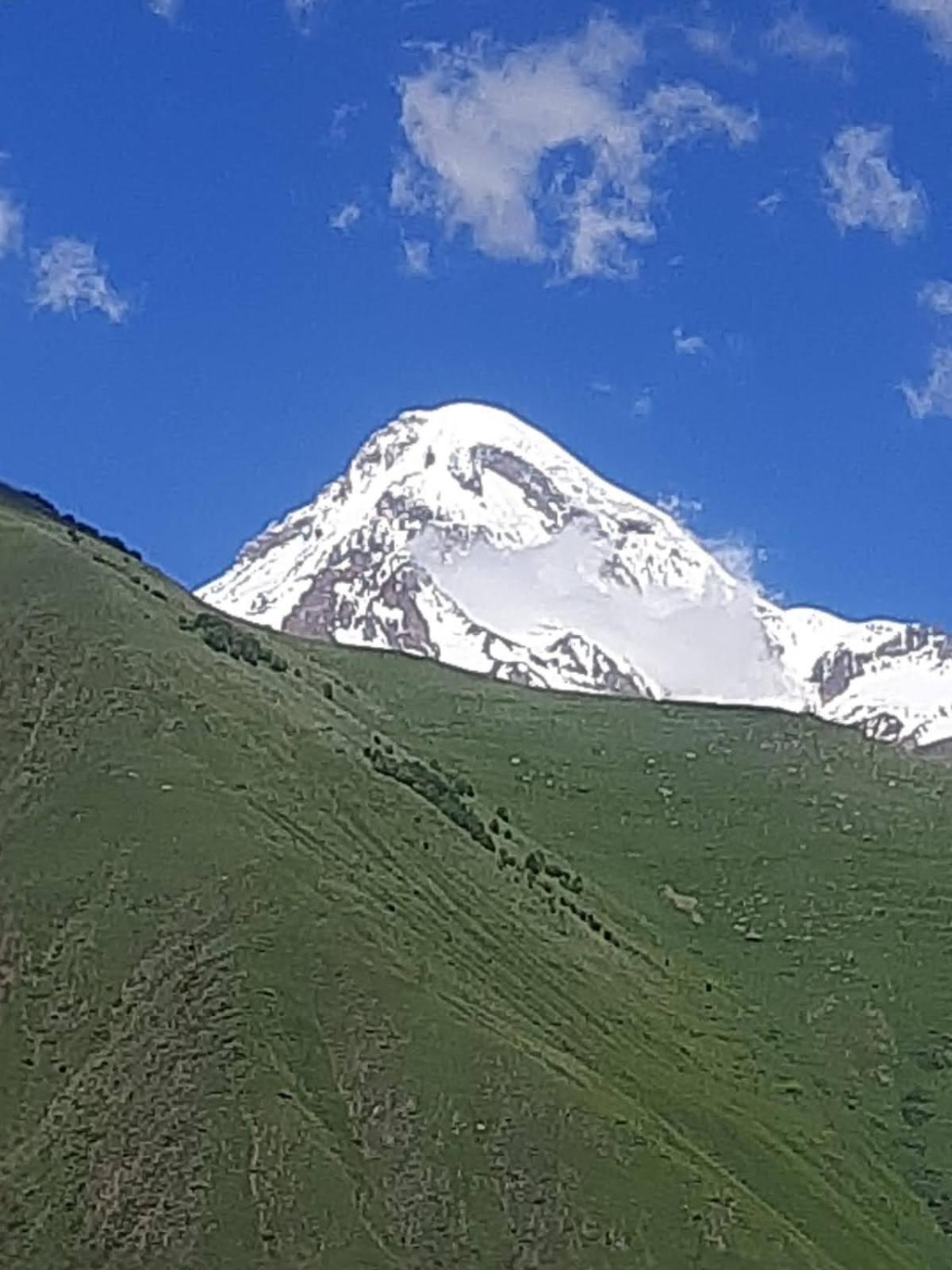 Cliffside Cottage Kazbegi Bagian luar foto